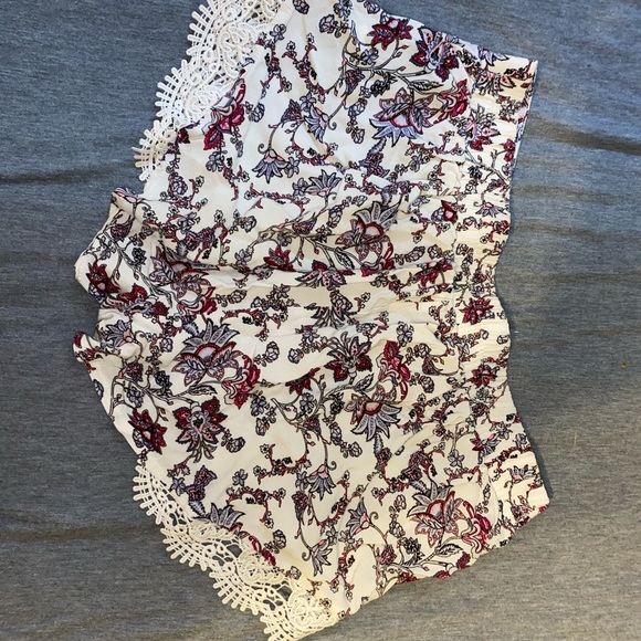 Super cute F21 pattern shorts - Picture 4 of 4